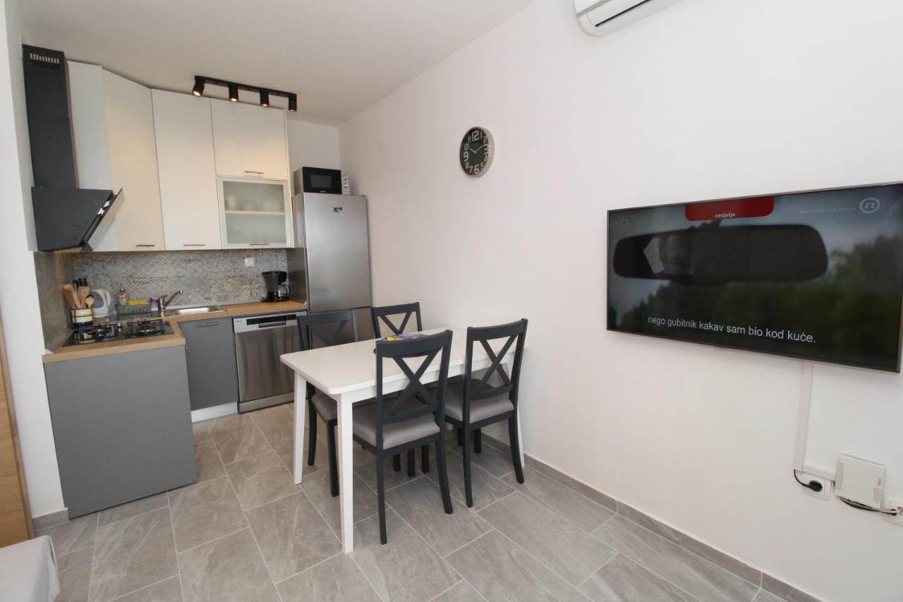 Apartments By The Sea Mandre, Pag - 6284 Kolan Bagian luar foto
