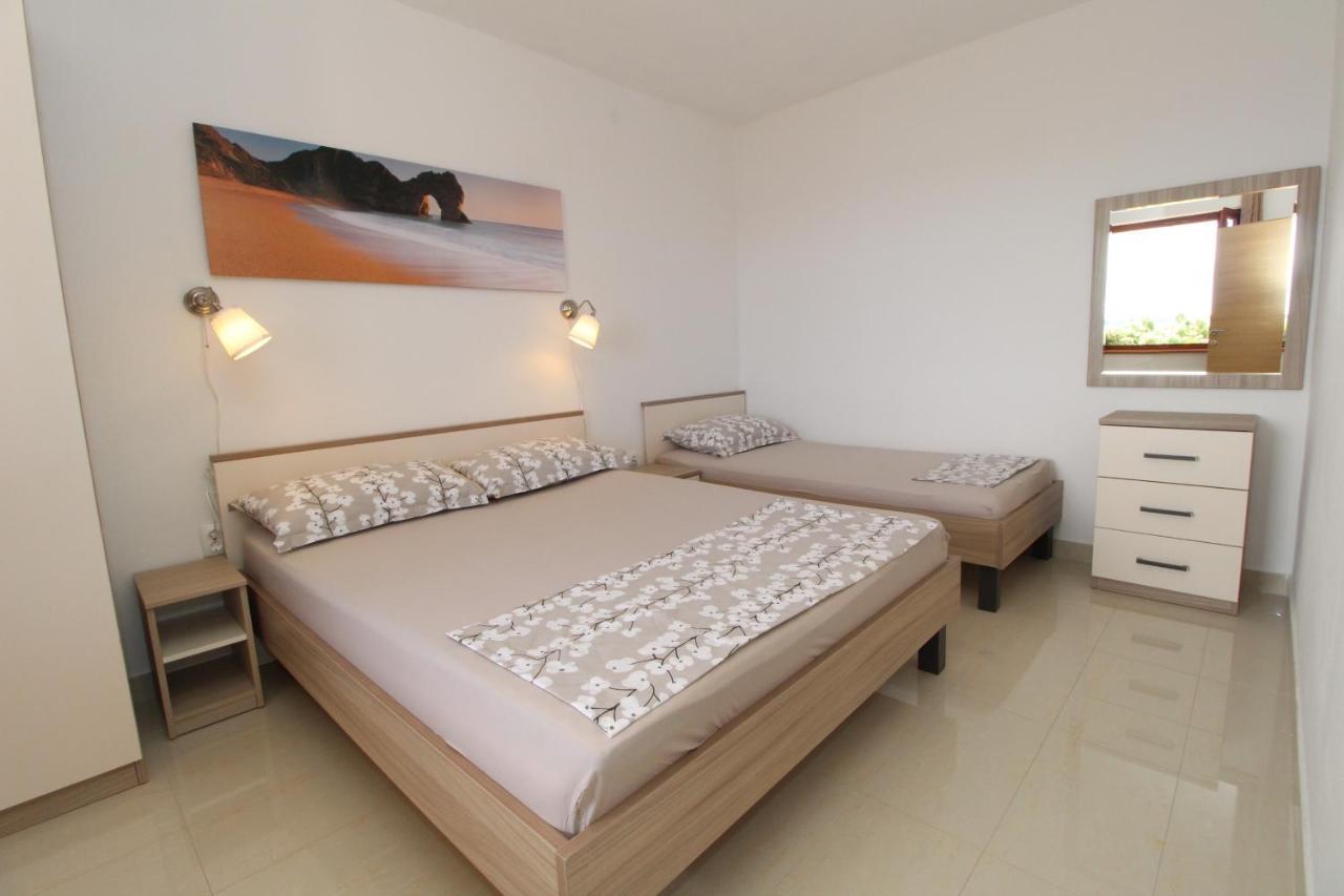 Apartments By The Sea Mandre, Pag - 6284 Kolan Bagian luar foto