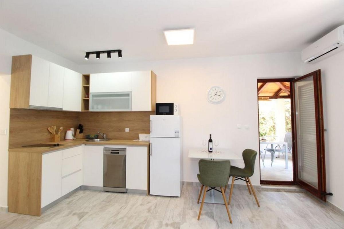 Apartments By The Sea Mandre, Pag - 6284 Kolan Ruang foto